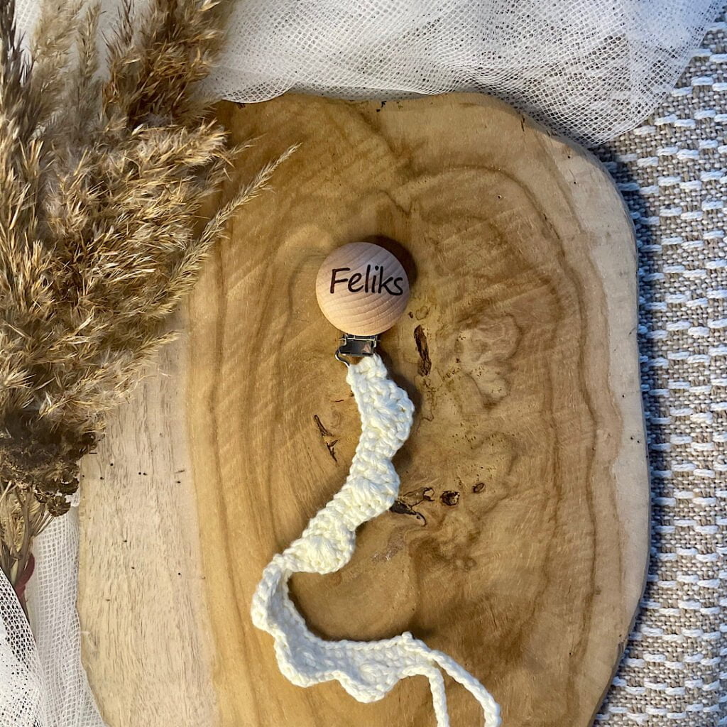 Szydełkowana zawieszka do smoczka